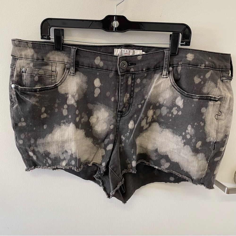 ⭐️Torrid Black Bleach-washed shorts